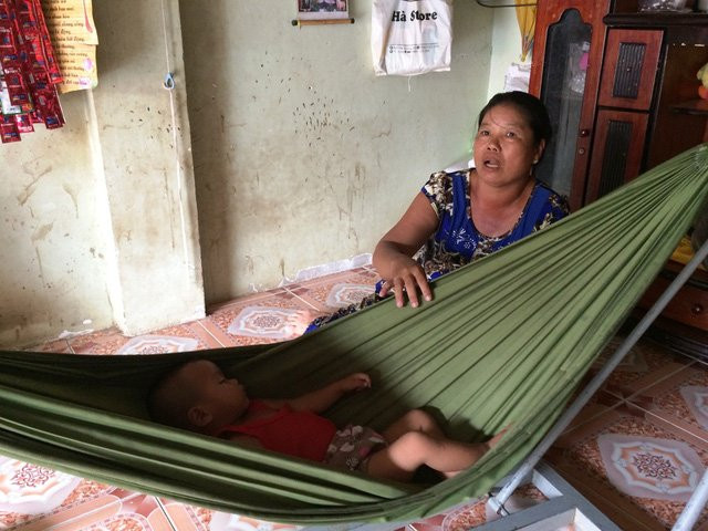 Bà Triệu Thị Hà và 14 hộ dân khác đồng ý viết cam kết để về nhà cũ ở sau hơn 2 tháng sống tạm nhà người quen...