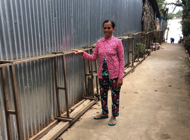 Hộ bà Nguyễn Kim Trinh lâu nay sống bằng nghề mua bán củi nhưng từ khi vụ sạt lở xảy ra, gia đình lo chạy giặc lở. Khi trở lại nhà ở, vợ chồng bà chuẩn bị trở lại với nghề mua bán củi...