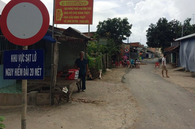 15 hộ vừa trở lại nhà cũ ở đều nằm sau biển báo Khu vực sạt lở nguy hiểm dài 20m này. Nhưng không hiểu sao hàng rào khu vực sạt lở đã lùi sâu vào bên trong biển cấm khoảng 20m