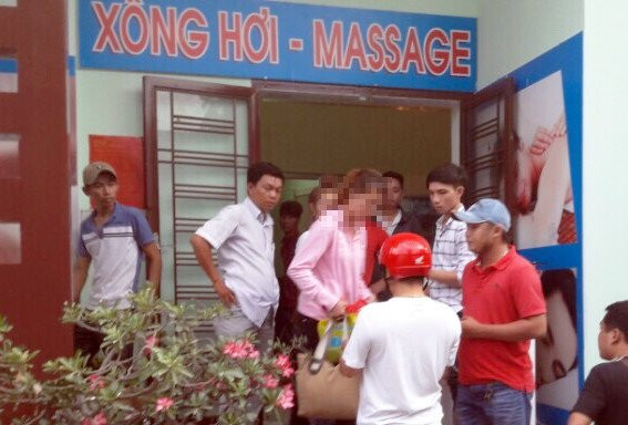 'Hiep si' giai cuu 2 co gai bi lua ban vao tiem massage tra hinh hinh anh 1