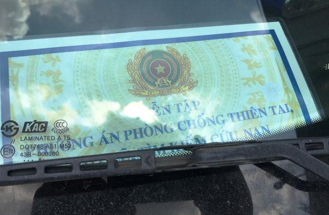  Tấm giấy dán trên kính chắn gió ô tô gây tai nạn. 