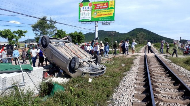 Tau hoa huc vang oto khoi duong sat, 2 nguoi tu vong hinh anh 1