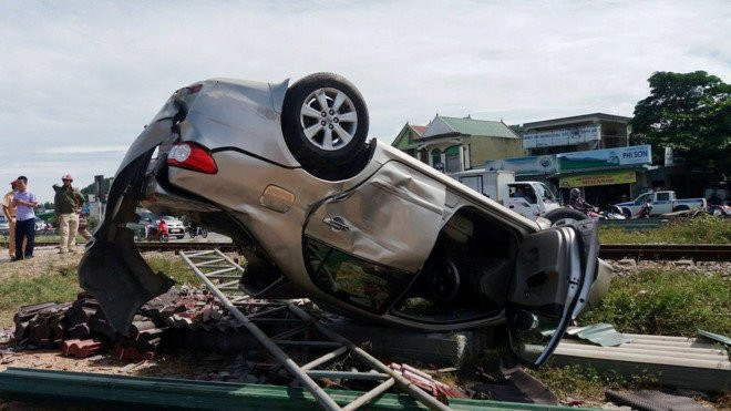 Tau hoa huc vang oto khoi duong sat, 2 nguoi tu vong hinh anh 2