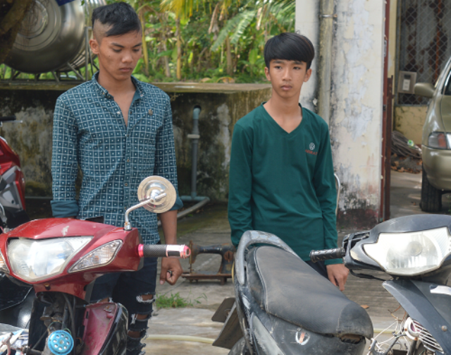 Hai đối tượng Nghĩa và Hiệu cùng tang vật tại cơ quan công an.