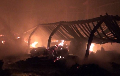 Nhà xưởng bị cháy rụi. Ảnh: Nguyệt Triều