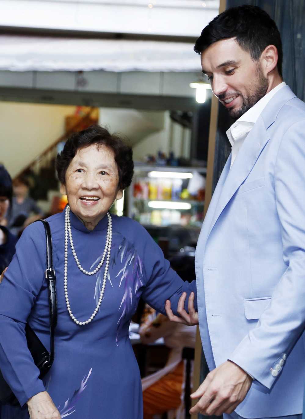 Chong_Ha_Anh_dat_tay_Ba_N