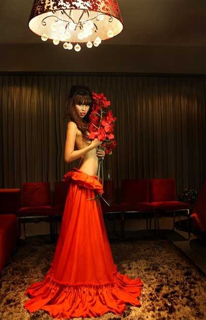 ha-anh-ban-nude-khoe-nguc