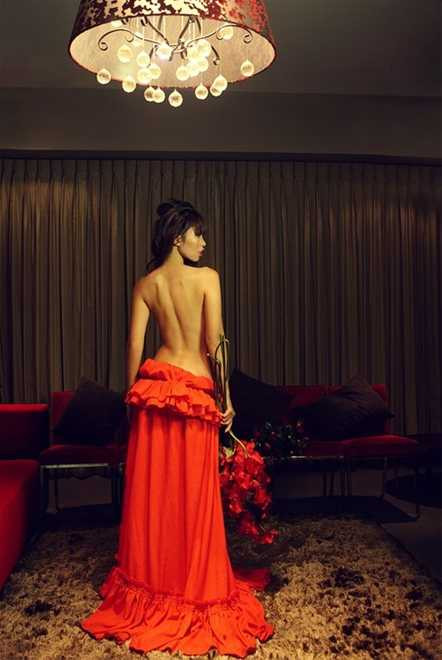 ha-anh-ban-nude-khoe-nguc