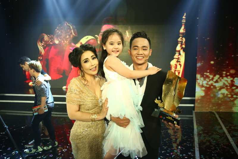 Anh Tu va be Whitney con 