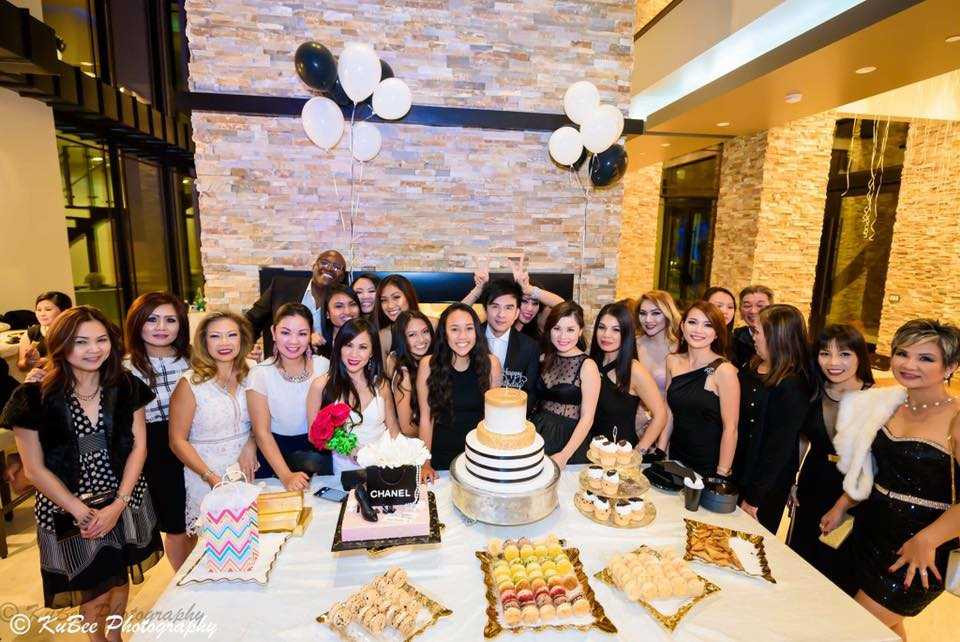 14642368_1015755942312050