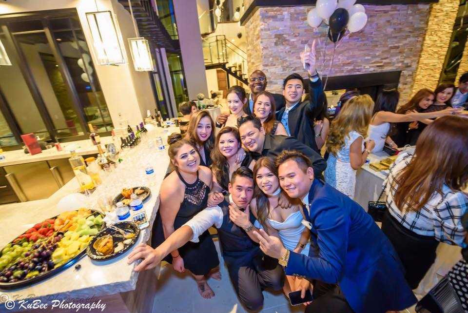 14716062_1015755942286050