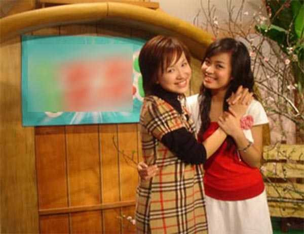 ve-dep-nong-bong-cua-2-mc