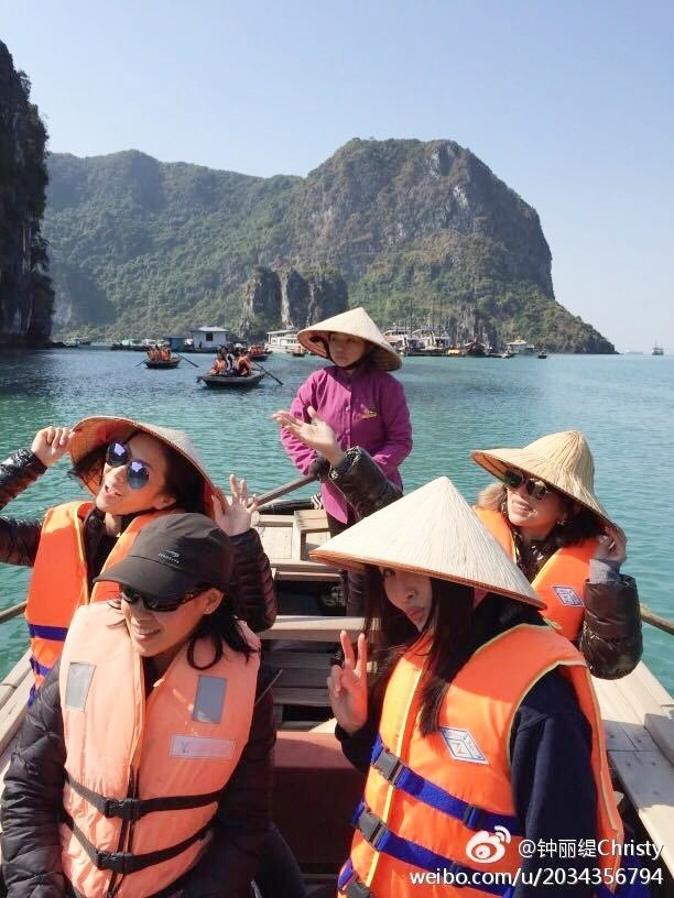 Sao nu goc Viet va chong kem 12 tuoi du lich Ha Long hinh anh 1