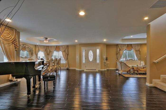 16195783_1015805144468050