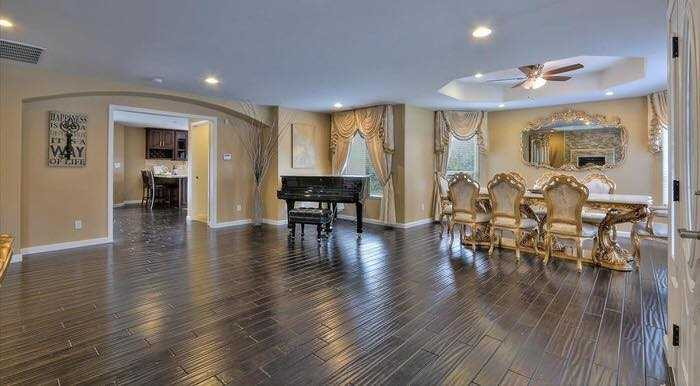 16298786_1015805144493050