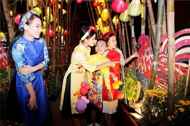 Phi Nhung dan ba con nuoi dao choi pho ong do hinh anh 6