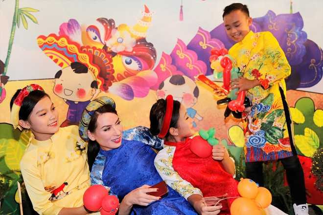 Phi Nhung dan ba con nuoi dao choi pho ong do hinh anh 5