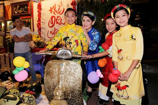 Phi Nhung dan ba con nuoi dao choi pho ong do hinh anh 1