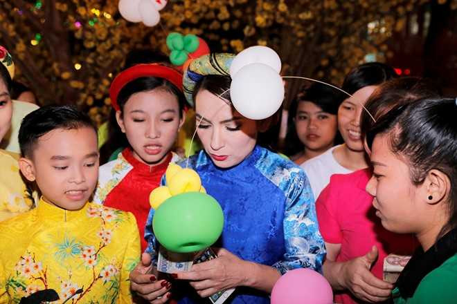 Phi Nhung dan ba con nuoi dao choi pho ong do hinh anh 7