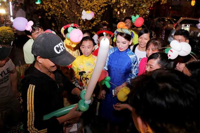 Phi Nhung dan ba con nuoi dao choi pho ong do hinh anh 8