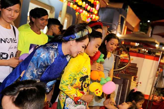 Phi Nhung dan ba con nuoi dao choi pho ong do hinh anh 2