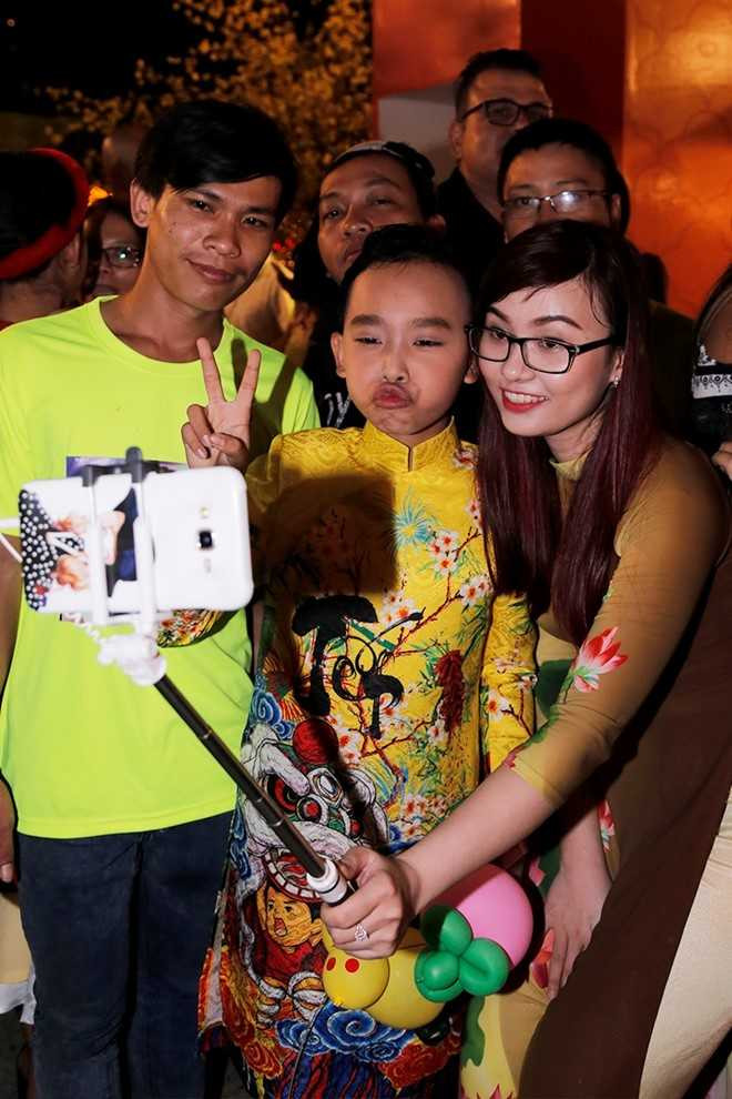 Phi Nhung dan ba con nuoi dao choi pho ong do hinh anh 9