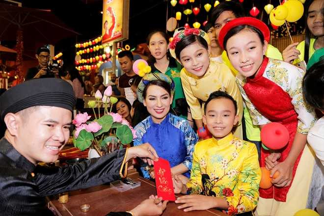 Phi Nhung dan ba con nuoi dao choi pho ong do hinh anh 3