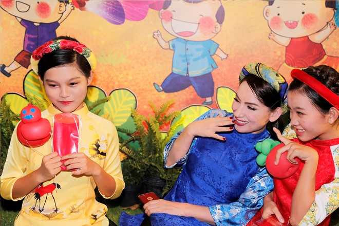 Phi Nhung dan ba con nuoi dao choi pho ong do hinh anh 4