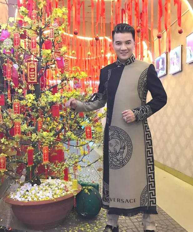 Dam Vinh Hung so nhin canh gia dinh sum vay ngay Tet hinh anh 2