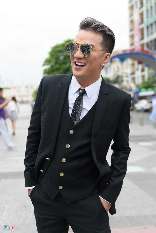 Dam Vinh Hung so nhin canh gia dinh sum vay ngay Tet hinh anh 1