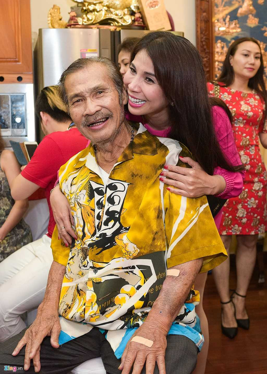 Ly Hung, Ly Huong to chuc tiec mung tho NSND Ly Huynh hinh anh 4