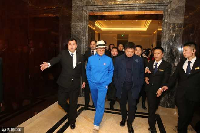 Thanh Long am anh khi bi dan ong quay roi tinh duc o khach san hinh anh 1