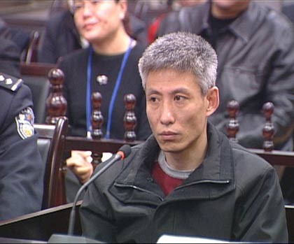 Luu Duc Hoa tung bi danh, bo chay ve Hong Kong de cau cuu hinh anh 2