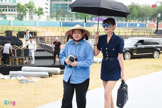 'Me nang vay, xach hanh ly cho con la binh thuong' hinh anh 1