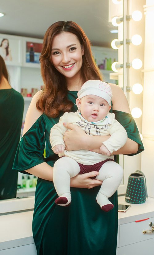 hong-que-noi-doa-vi-bo-cua-con-gai-so-be-xuat-hien-tren-doi