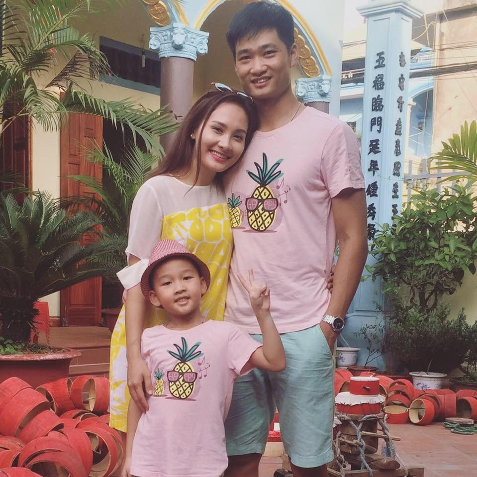 Chong con ngoai doi thuc cua nang dau phim 'Song chung voi me chong' hinh anh 9