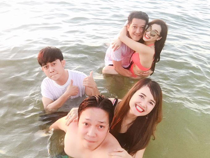 nha-phuong-mac-bikini-om-chat-truong-giang-tren-bien-1