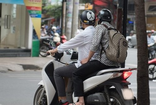 Có xế hộp 2,3 tỷ, Hoài Linh vẫn ôm vật này khi 