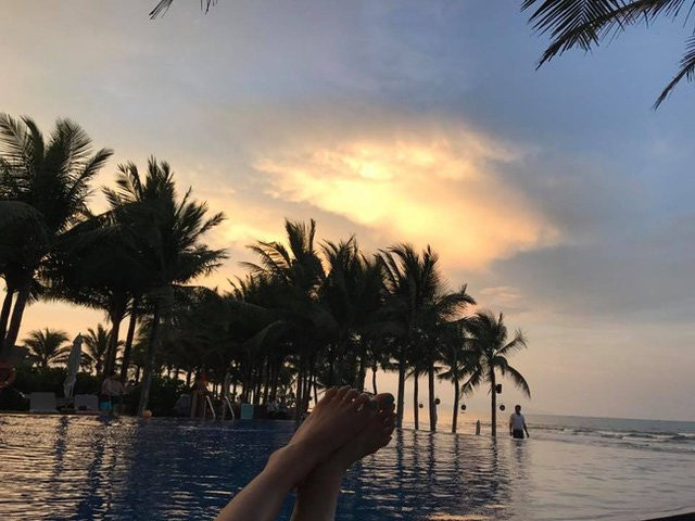 Dù đã lên bờ, bơi ở bể bơi nhân tạo nhưng Văn Mai Hương vẫn chưa thể hoàn hồn sau sự cố.