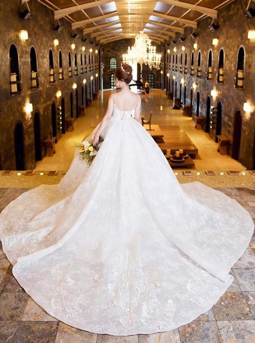 ca-si-chuyen-gioi-lam-khanh-chi-hon-chong-dien-trai-trong-anh-cuoi-5