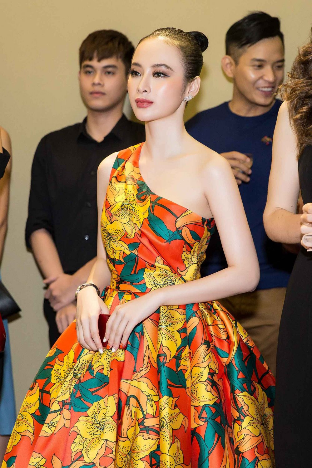 ANGELA PHUONG TRINH _ DIEN DAM XOE BONG NOI BAT (10) 9