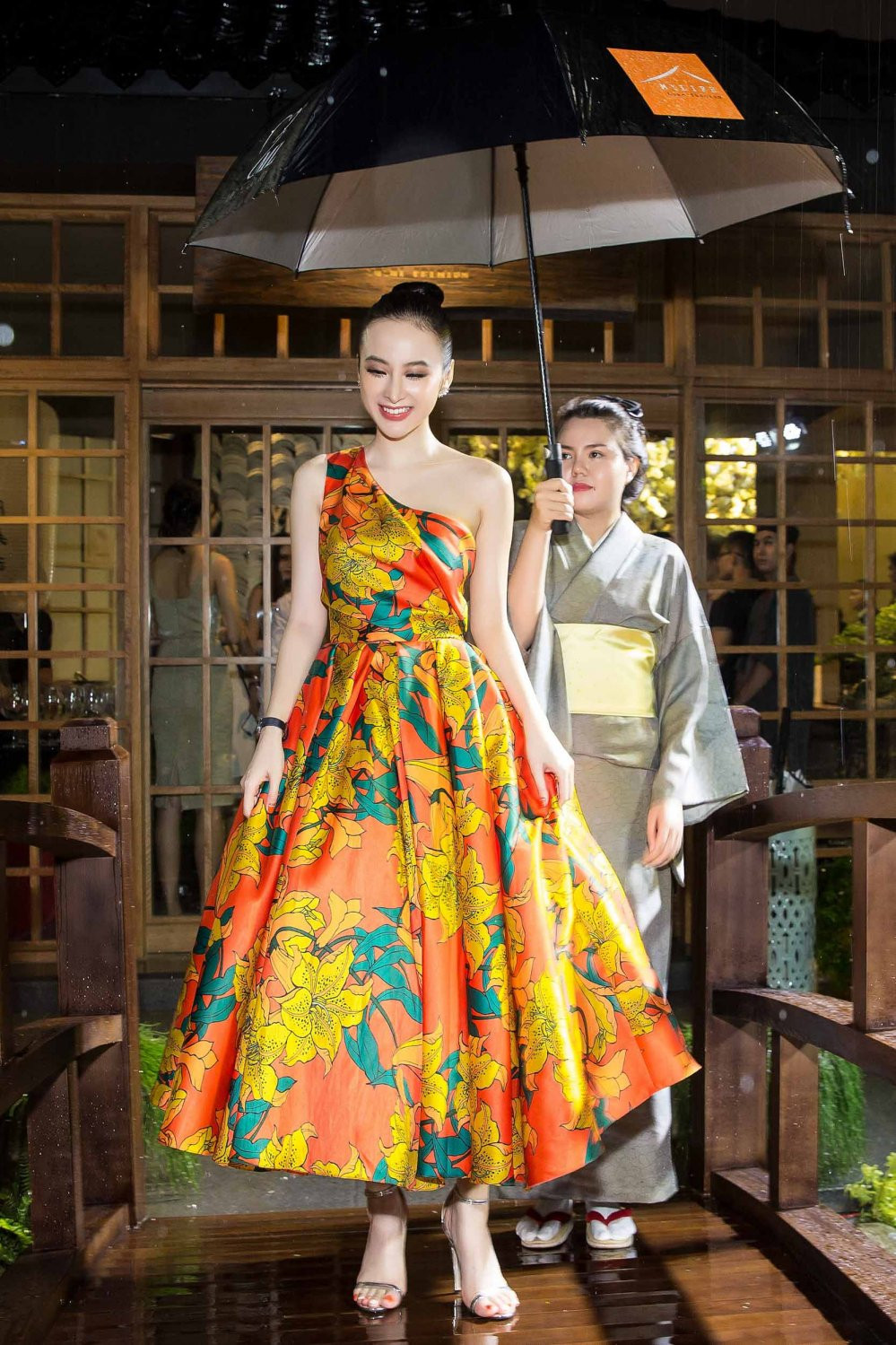 ANGELA PHUONG TRINH _ DIEN DAM XOE BONG NOI BAT (2)