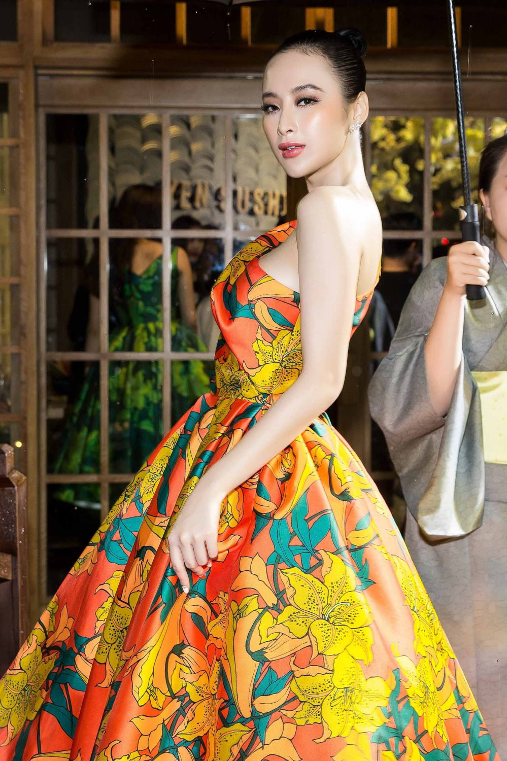 ANGELA PHUONG TRINH _ DIEN DAM XOE BONG NOI BAT (3) 3