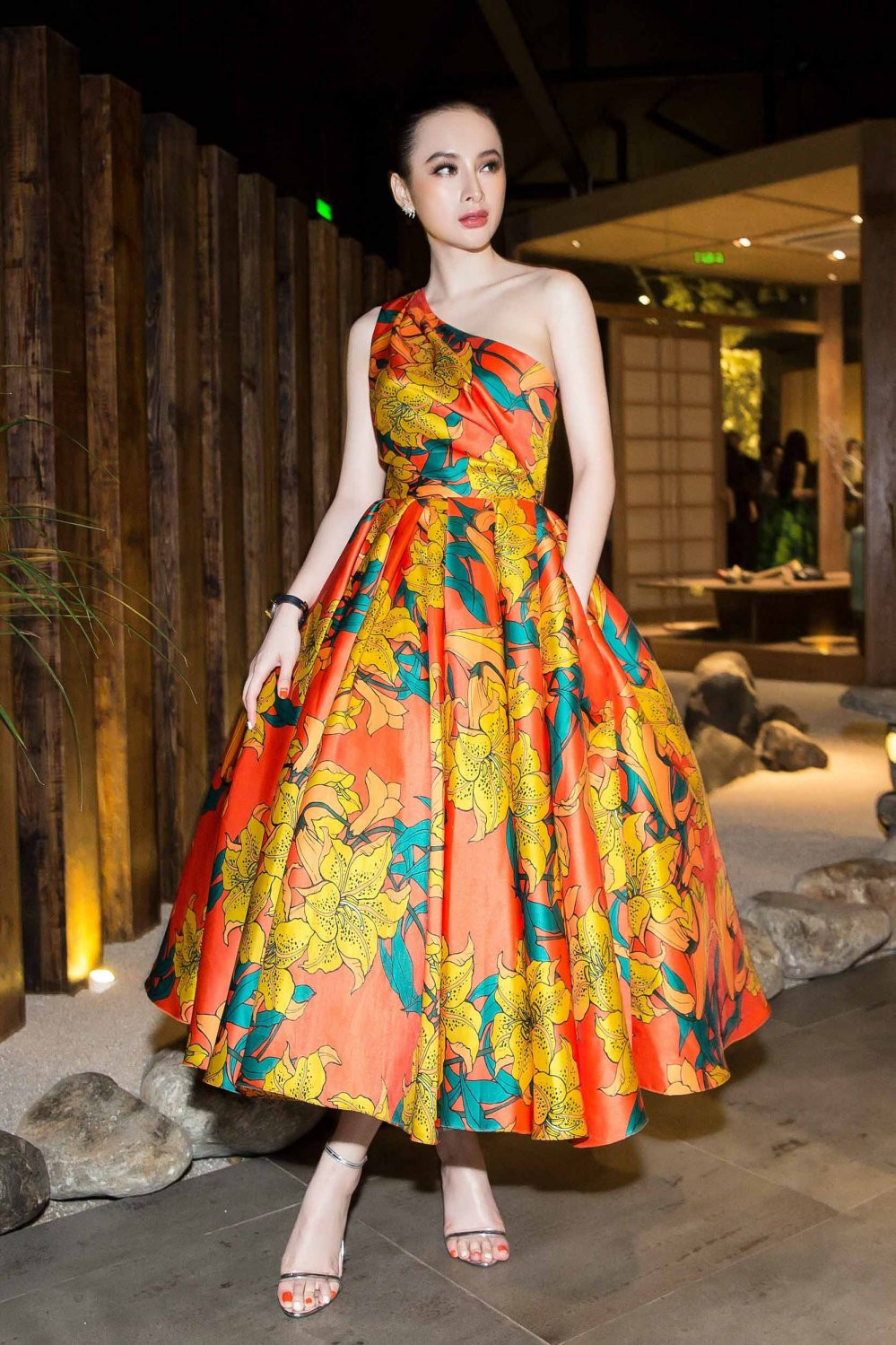 ANGELA PHUONG TRINH _ DIEN DAM XOE BONG NOI BAT (6) 5