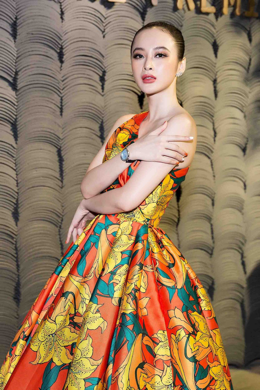 ANGELA PHUONG TRINH _ DIEN DAM XOE BONG NOI BAT (9) 9