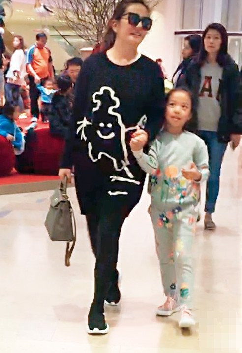 Con gái Triệu Vy bị chê quê mùa vì không mặc... quần áo hàng hiệu - Ảnh 2.