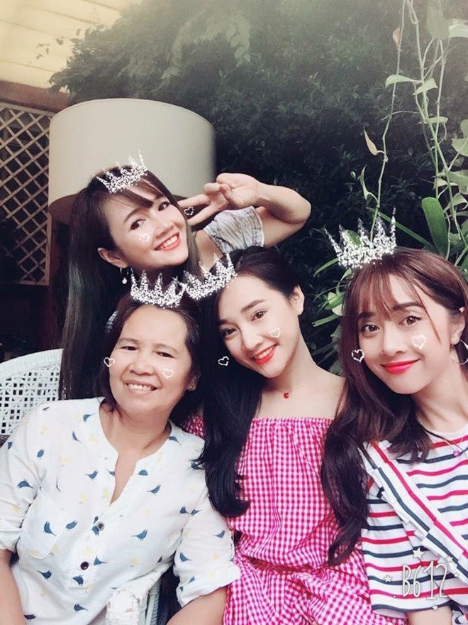 Nhã Phương đăng ảnh cả nhà, fan lại trầm trồ vì nhan sắc các chị em! - 1