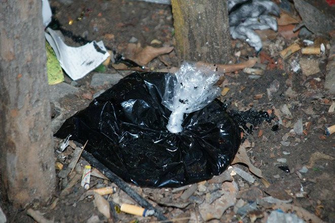 Quan tra sua cua Pham Huong bi tat son trong ngay khai truong hinh anh 2