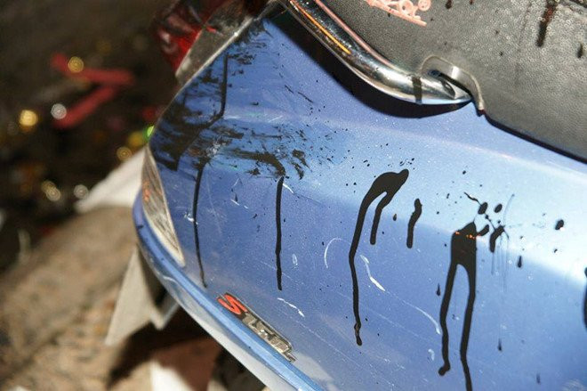 Quan tra sua cua Pham Huong bi tat son trong ngay khai truong hinh anh 3