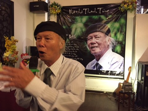 Nhà thơ Thanh Tùng đọc thơ trong ngày sinh nhật tuổi 80.